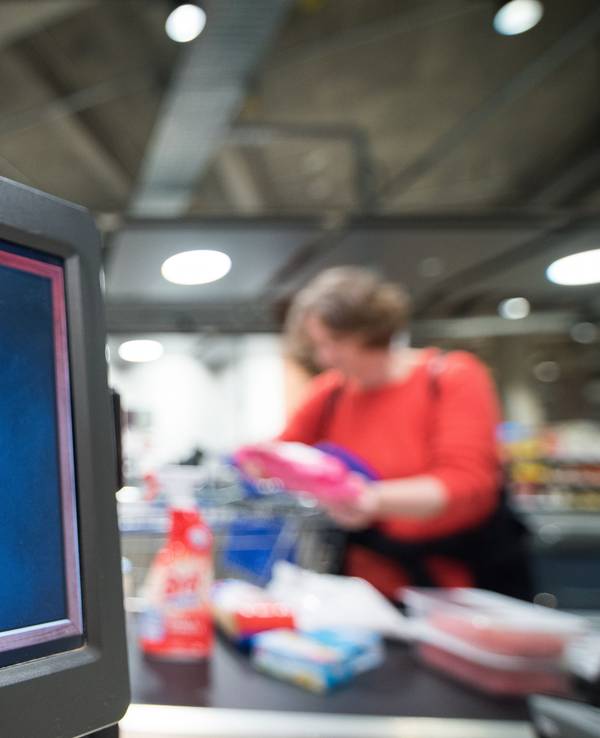 Eine Kundin räumt am 11.05.2015 in Hamburg in einem Edeka-Markt an der Kasse ihren Einkauf auf das Laufband. Der genossenschaftliche Edeka-Verbund hat seine führende Position im Handel mit Lebensmitteln ausgebaut. Foto: Daniel Bockwoldt/dpa (zu dpa "Edeka baut führende Position im deutschen Lebensmittelhandel aus" vom 11.05.2015) ++ +++ dpa-Bildfunk +++