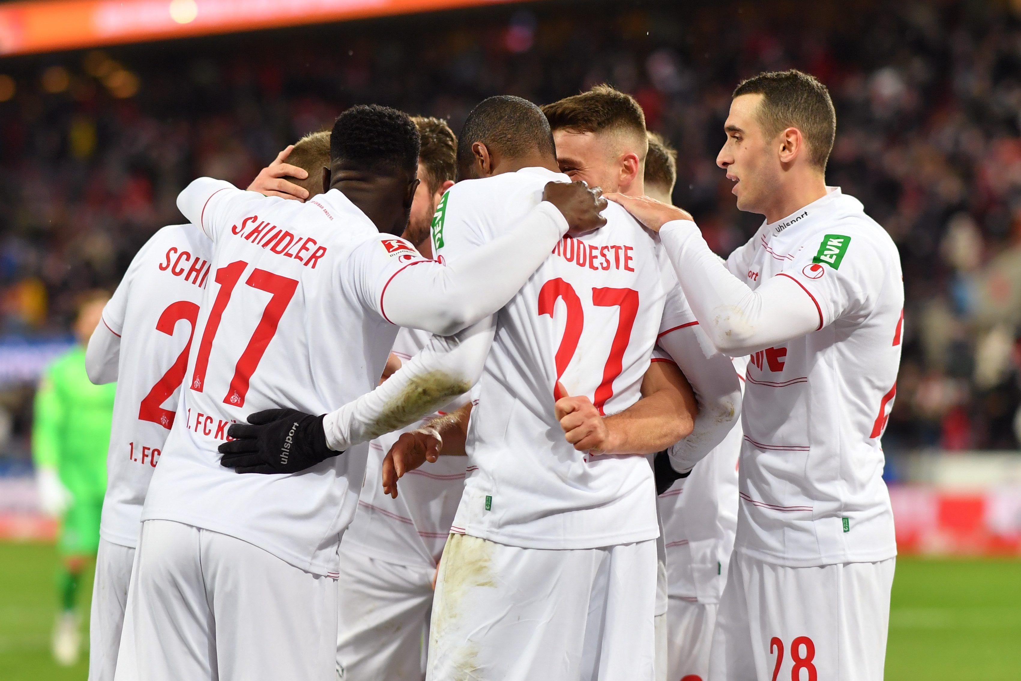 Der 1. FC Köln feiert seinen Sieg gegen Eintracht Frankfurt.