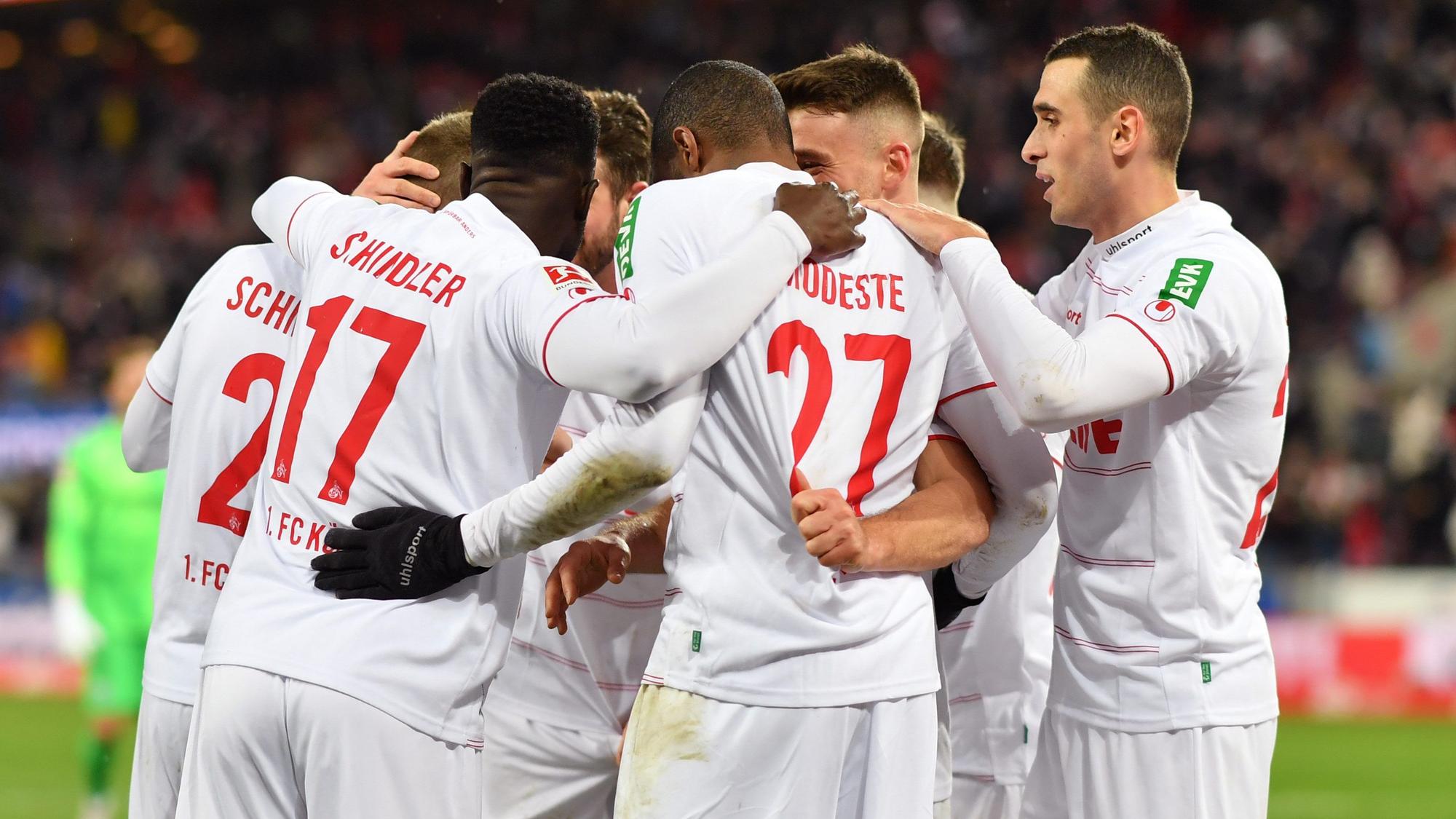 Der 1. FC Köln feiert seinen Sieg gegen Eintracht Frankfurt.