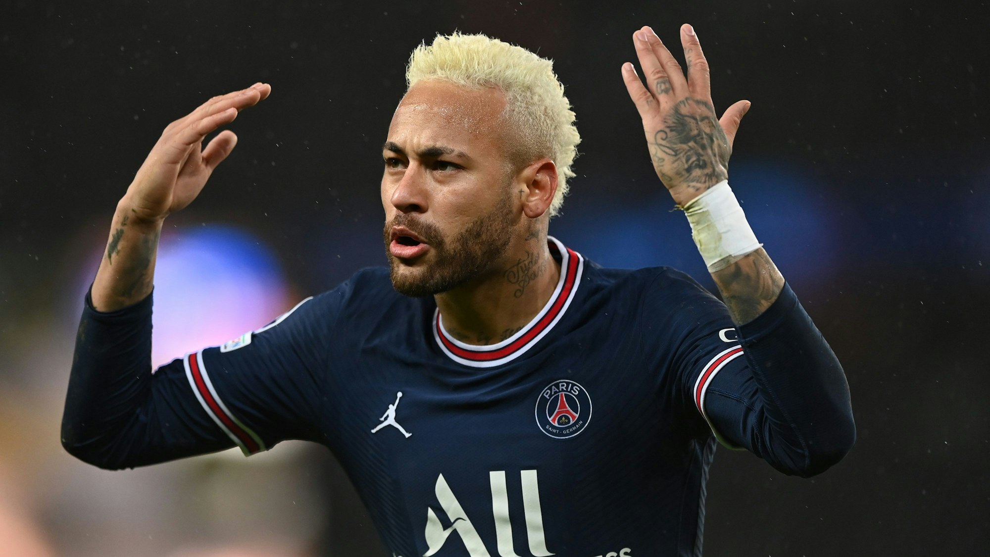 Paris-Profi Neymar gestikuliert.