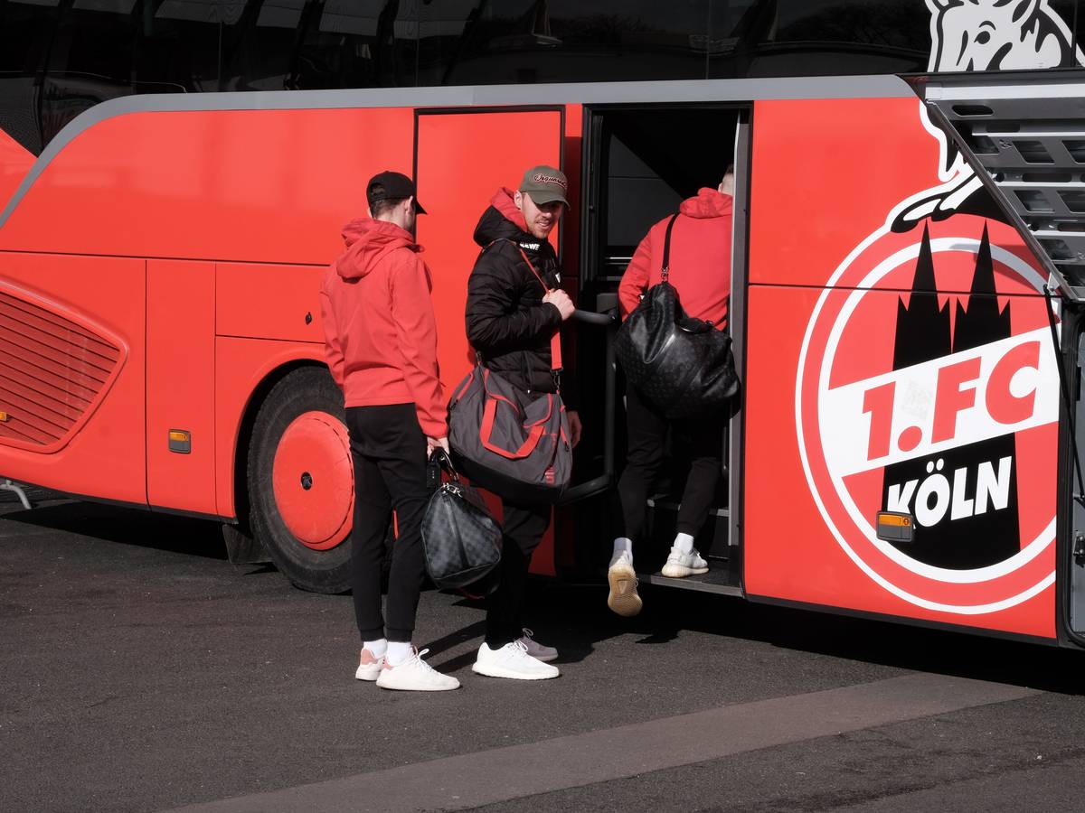 Marvin Schwäbe steigt in den Mannschaftsbus des 1. FC Köln ein.