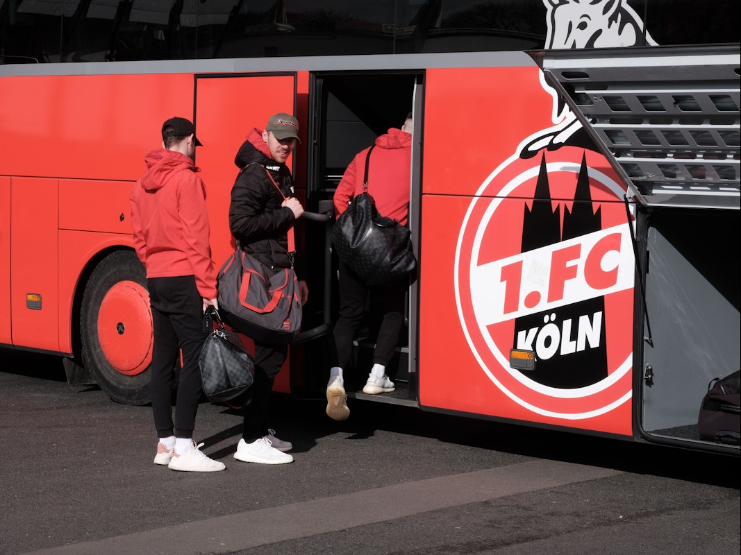 Marvin Schwäbe steigt in den Mannschaftsbus des 1. FC Köln ein.