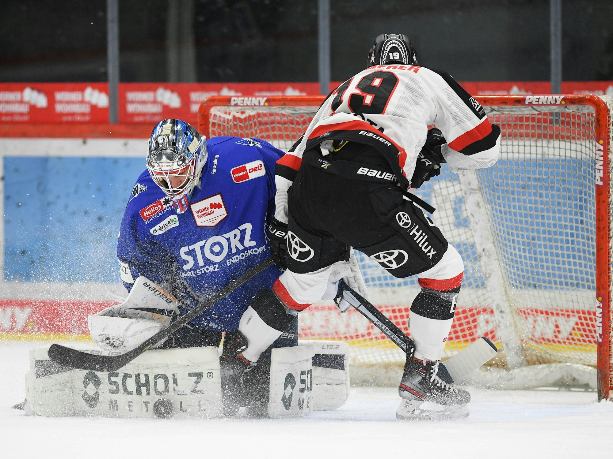 Joacim Eriksson stoppt Maximilian Kammerer beim Torabschluss