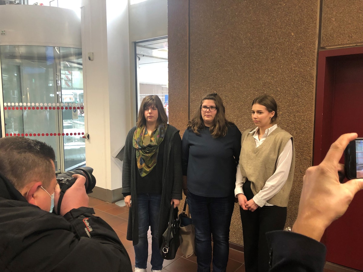 Drei Frauen treten vor die Presse.