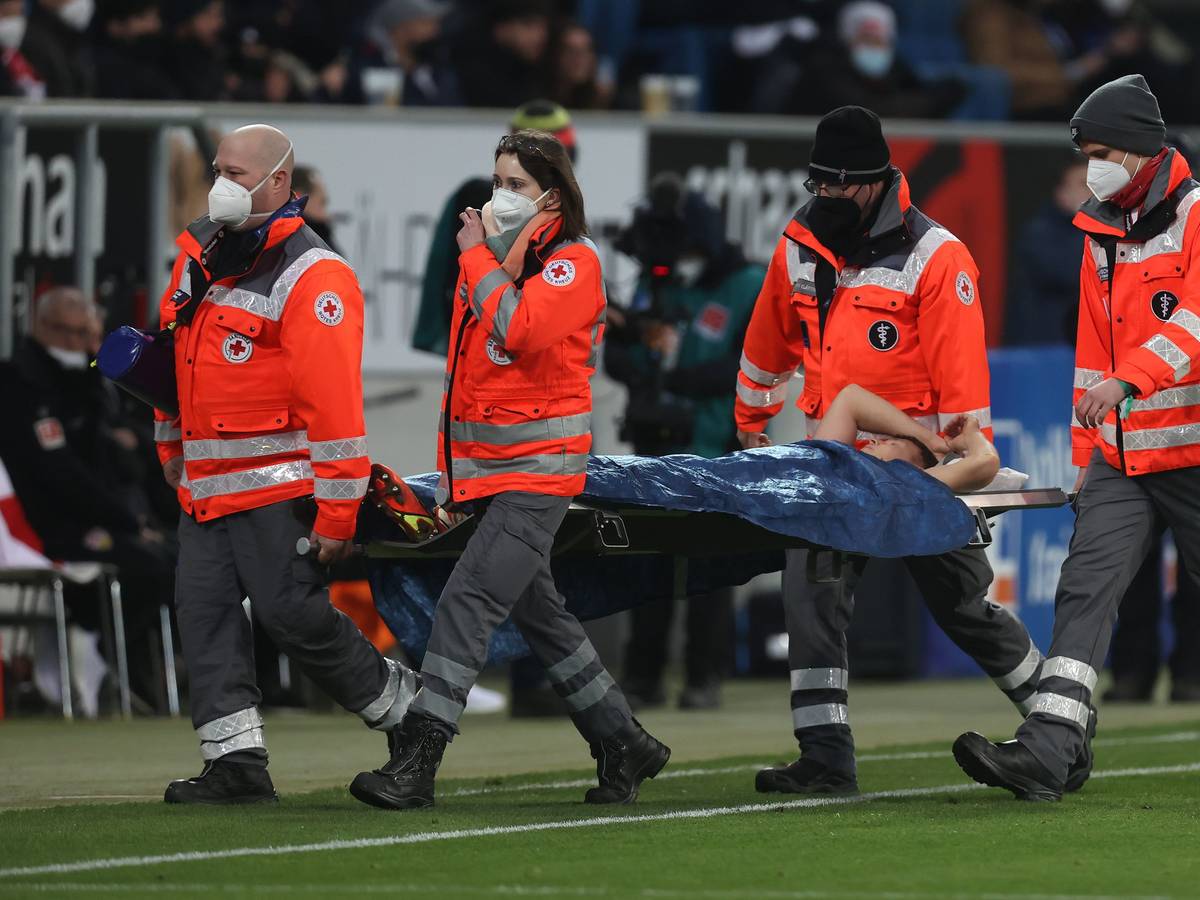 Hoffenheims Geiger muss von vier Sanitätern mit einer Trage vom Platz transportiert werden.