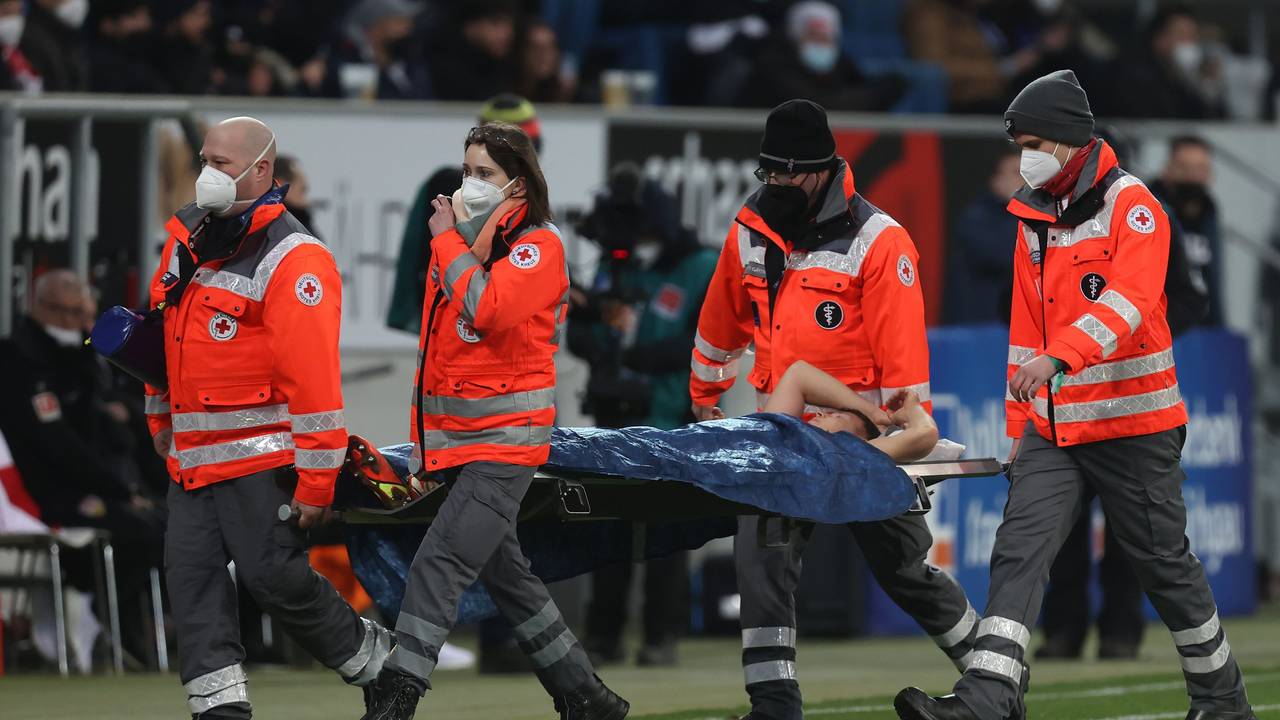 Hoffenheims Geiger muss von vier Sanitätern mit einer Trage vom Platz transportiert werden.