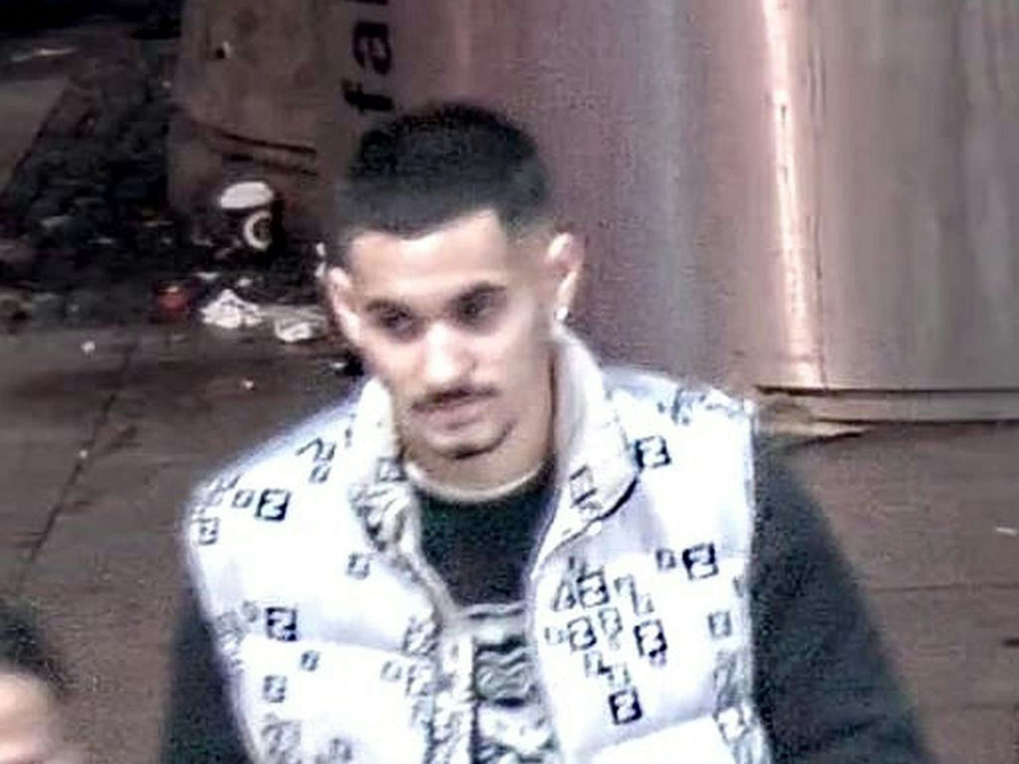 Mann mit kurzen Haaren ist auf Fahndungsfoto zu sehen.