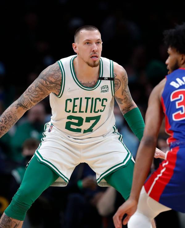 NBA-Profi Daniel Theis im Zweikampf mit Marvin Bagley III.
