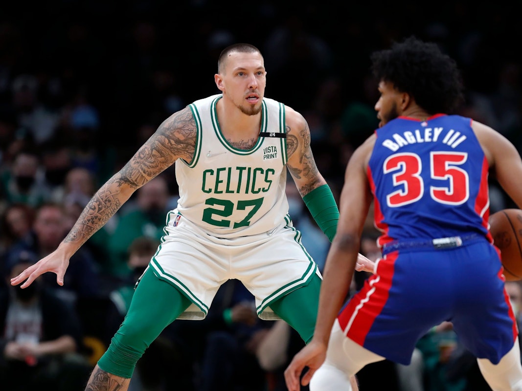 NBA-Profi Daniel Theis im Zweikampf mit Marvin Bagley III.