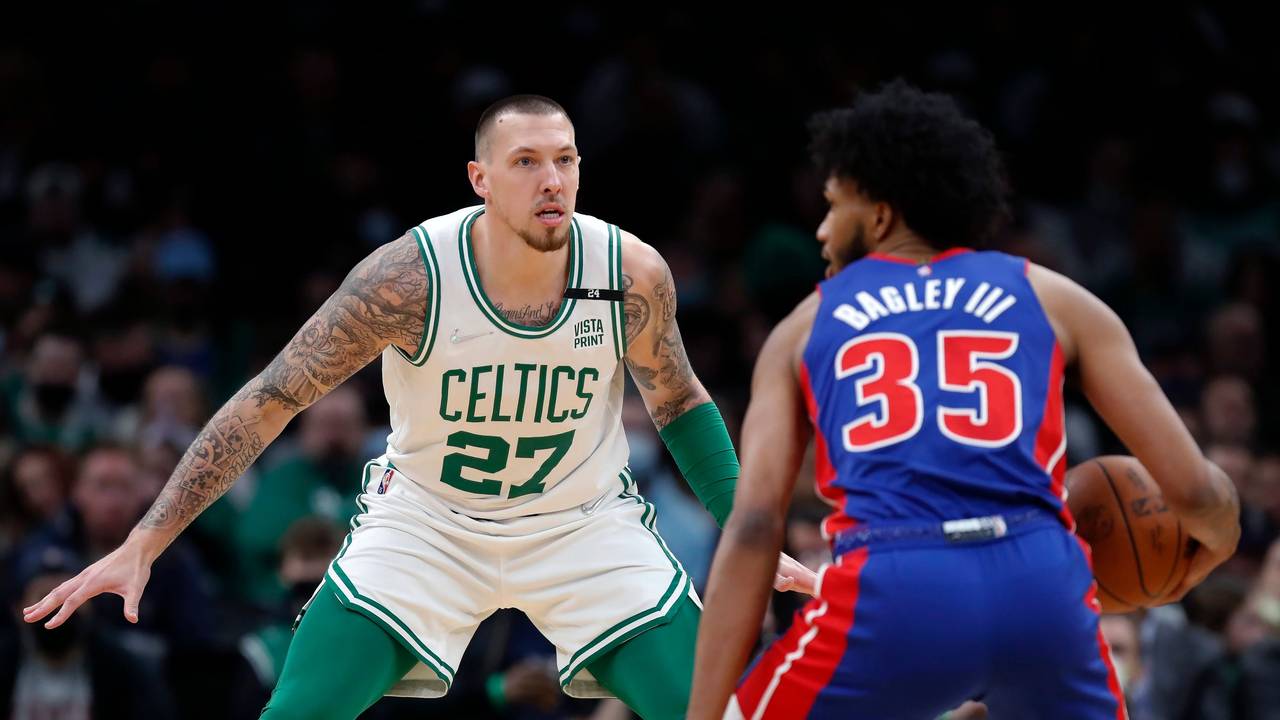 NBA-Profi Daniel Theis im Zweikampf mit Marvin Bagley III.