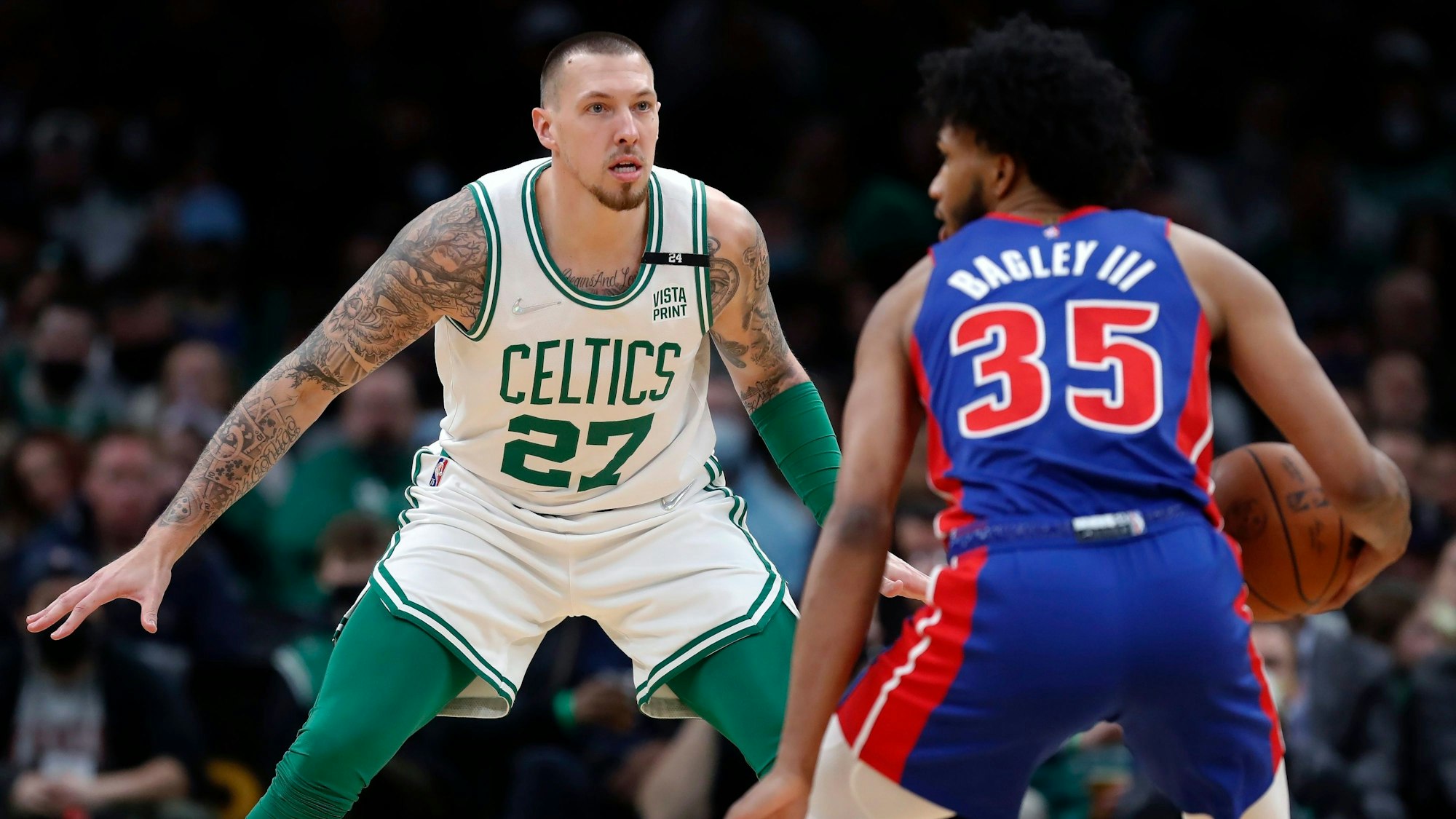 NBA-Profi Daniel Theis im Zweikampf mit Marvin Bagley III.