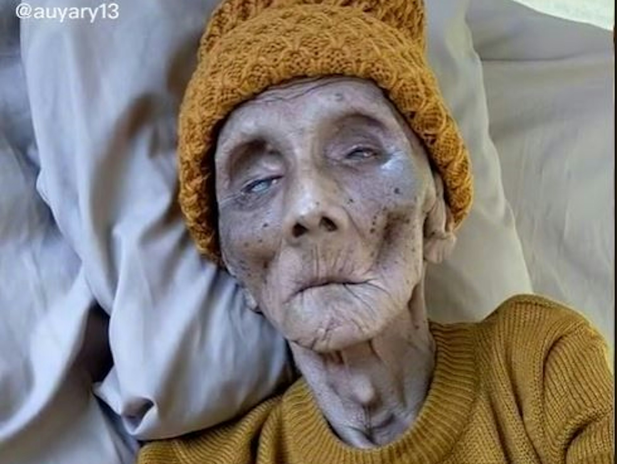 Auf TikTok rätseln die User über Video von diesem Mann. Bei ihm soll es sich um einen 163 Jahre alten Mönch handeln. Aber stimmt das wirklich?