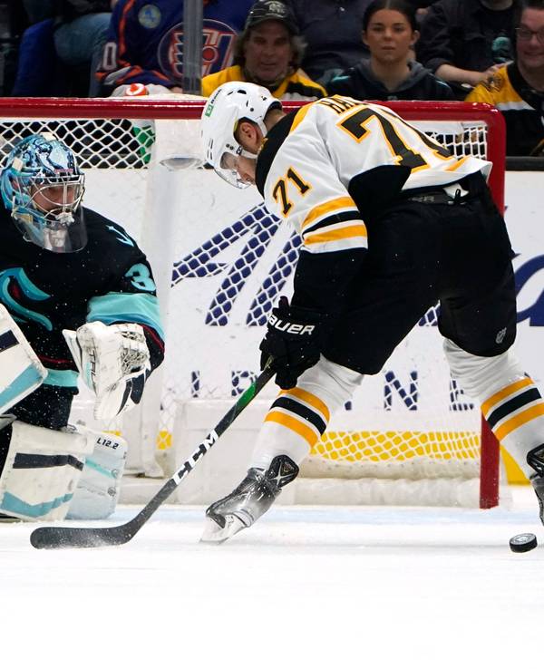 Die beiden NHL-Profis Philipp Grubauer und Taylor Hall in Aktion.