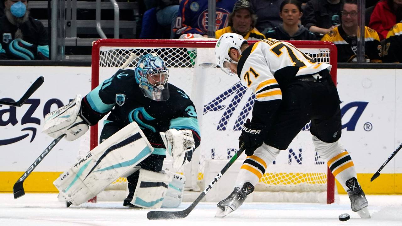 Die beiden NHL-Profis Philipp Grubauer und Taylor Hall in Aktion.
