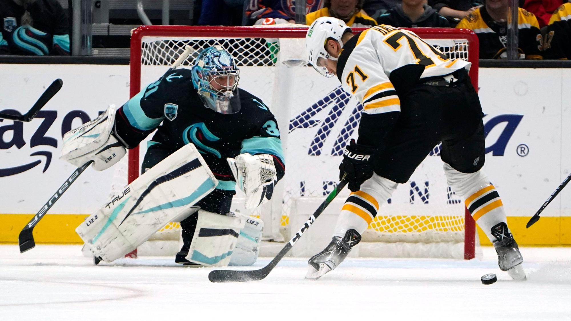 Die beiden NHL-Profis Philipp Grubauer und Taylor Hall in Aktion.