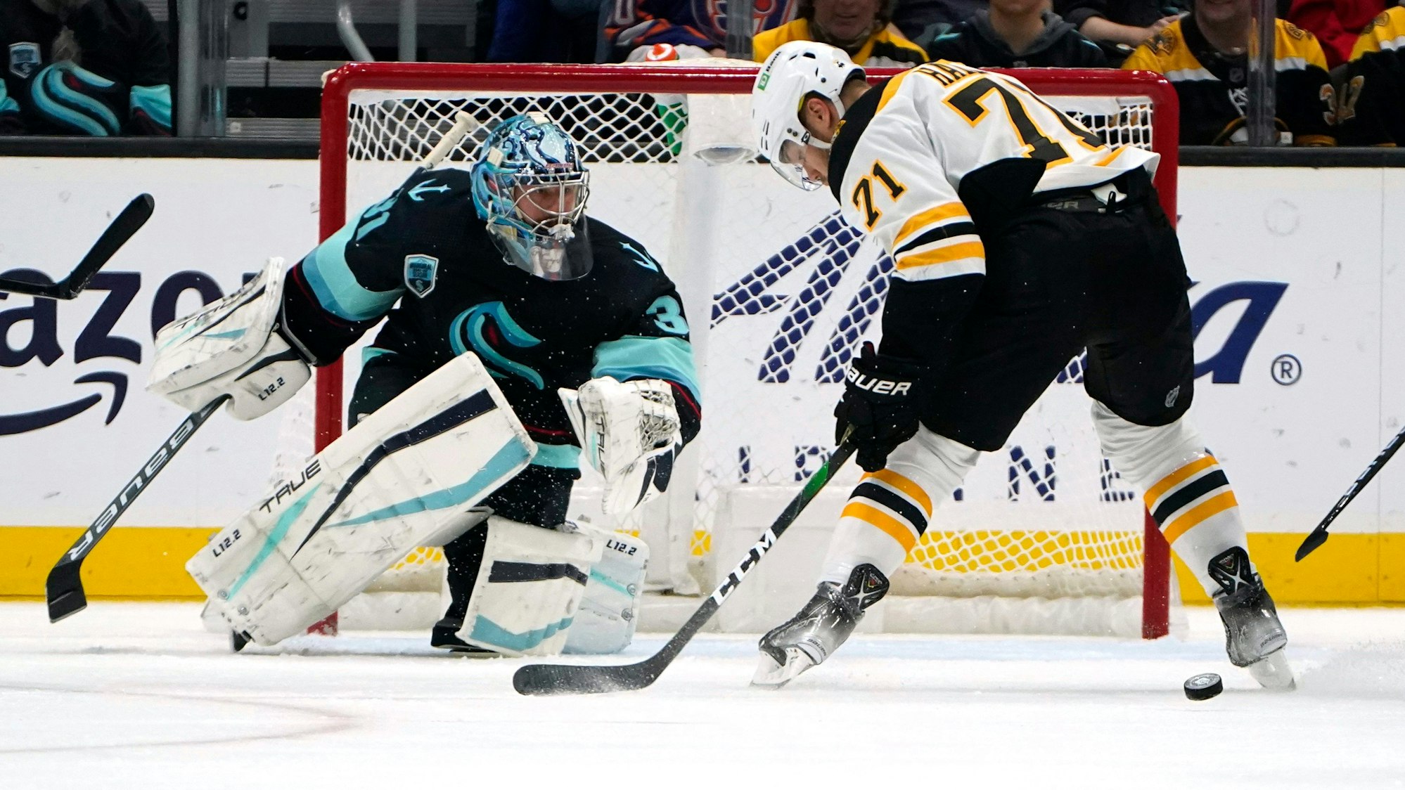 Die beiden NHL-Profis Philipp Grubauer und Taylor Hall in Aktion.