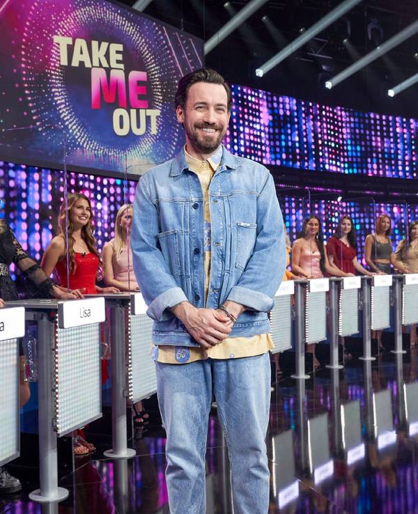 Moderator Jan Köppen in der neuen Staffel „Take Me Out“. In der Show missglückte der Auftritt von Kandidat Steven.