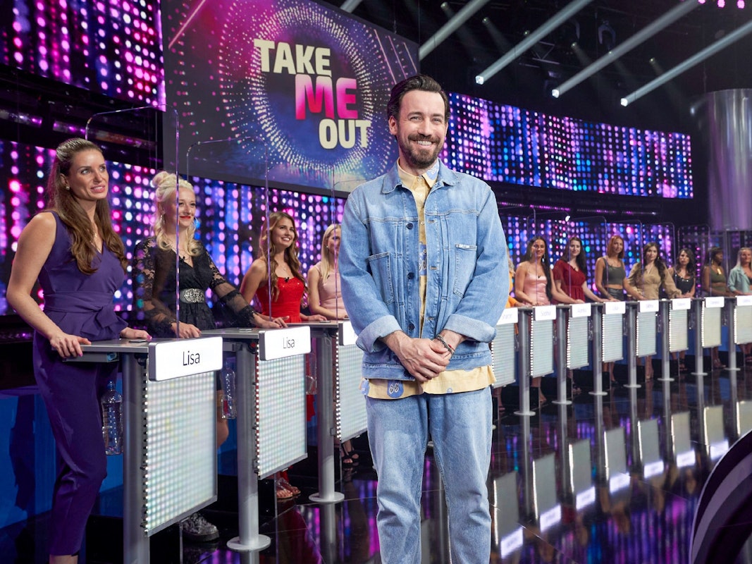 Moderator Jan Köppen in der neuen Staffel „Take Me Out“. In der Show missglückte der Auftritt von Kandidat Steven.