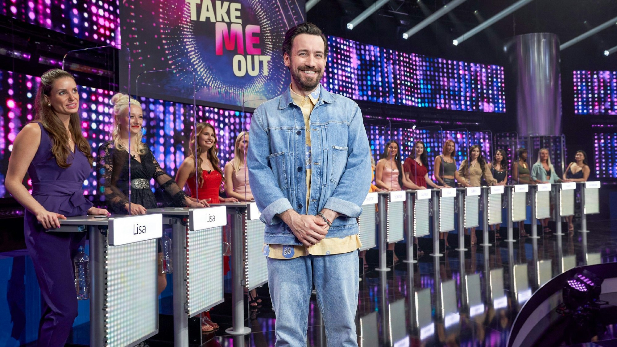 Moderator Jan Köppen in der neuen Staffel „Take Me Out“. In der Show missglückte der Auftritt von Kandidat Steven.