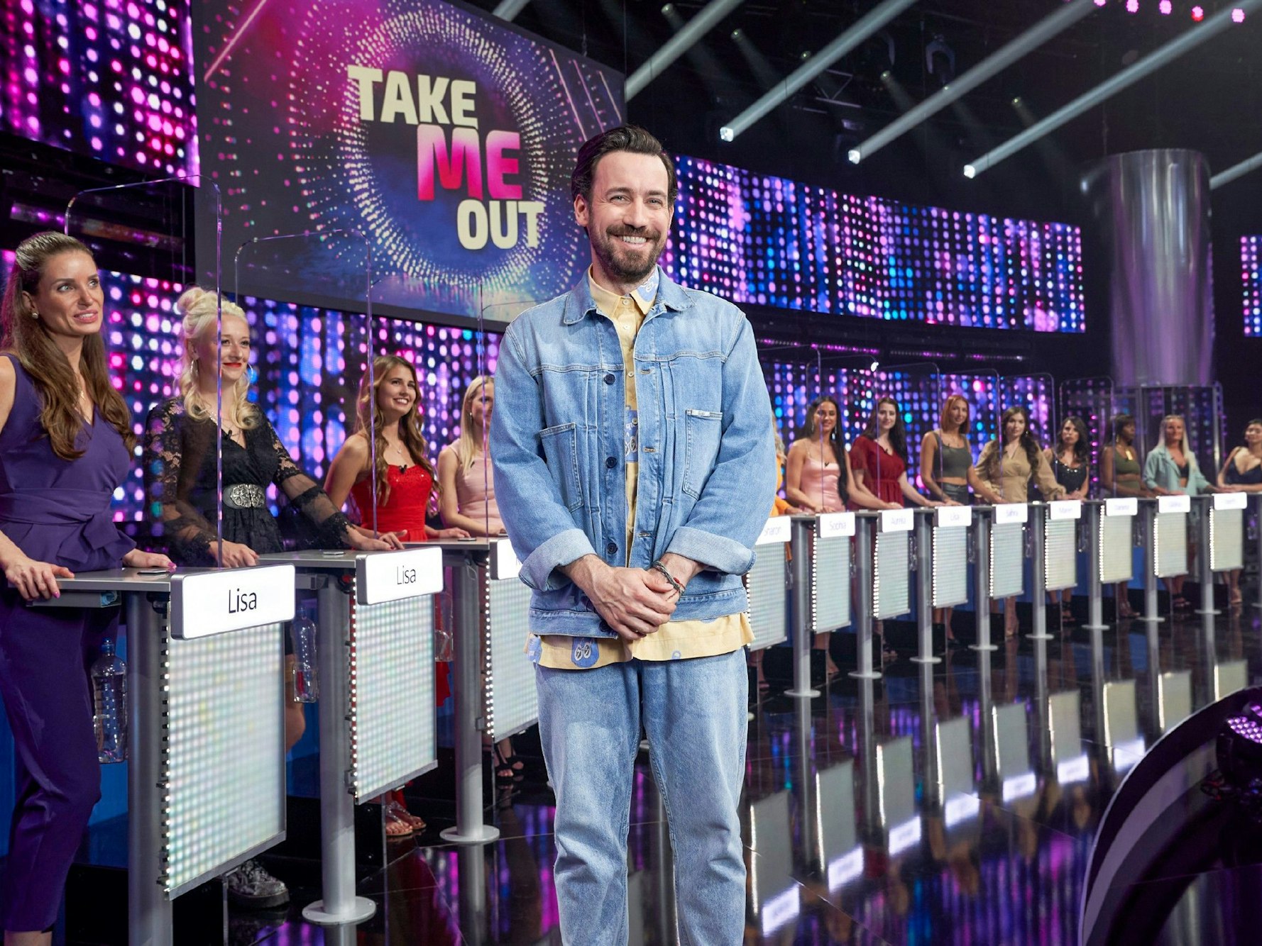 Moderator Jan Köppen in der neuen Staffel „Take Me Out“. In der Show missglückte der Auftritt von Kandidat Steven.