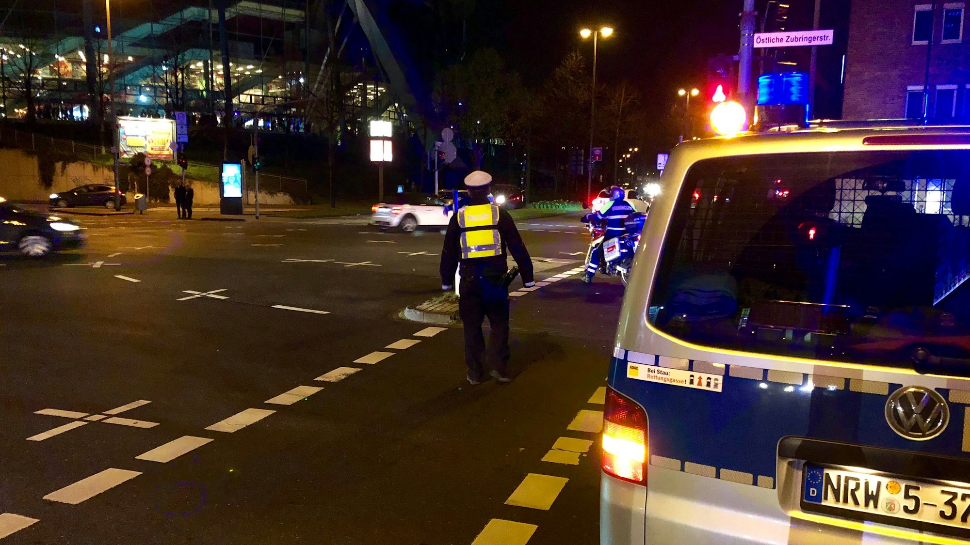 Ein Polizist steht vor einem Einsatzwagen. Der nächtliche Ausflug zwei Mädchen auf den Hauptbahnhof in Gelsenkirchen rief die Bundespolizei auf den Plan.