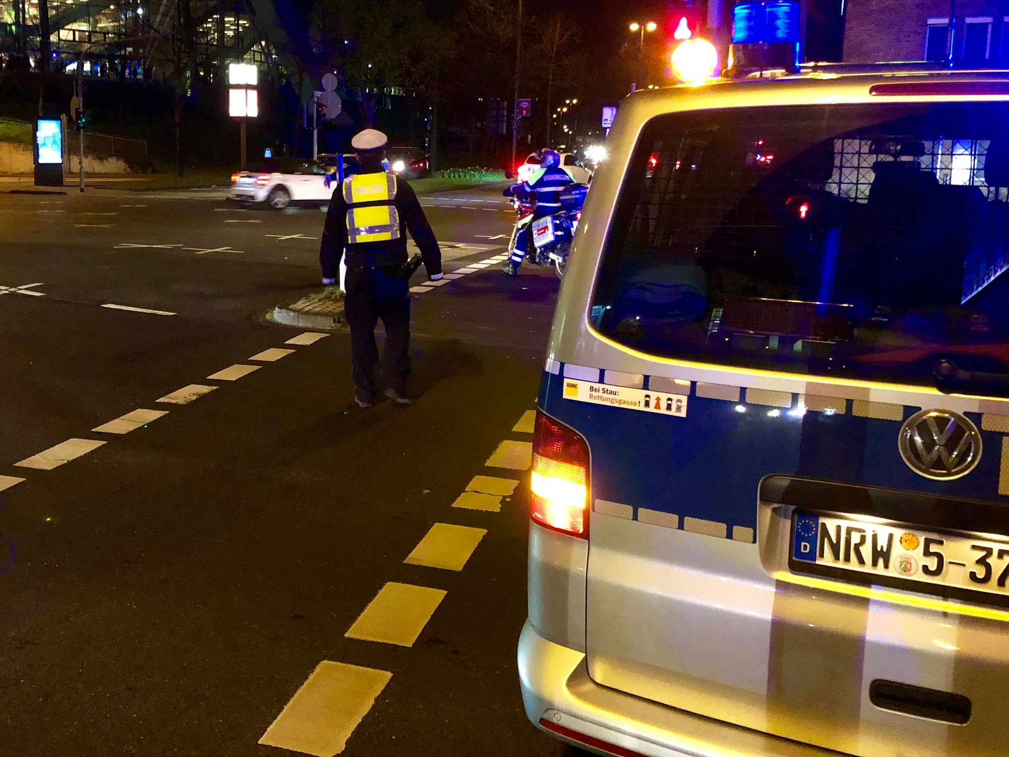 Die Polizei steht mit einem Einsatzwagen vor der Lanxess Arena.