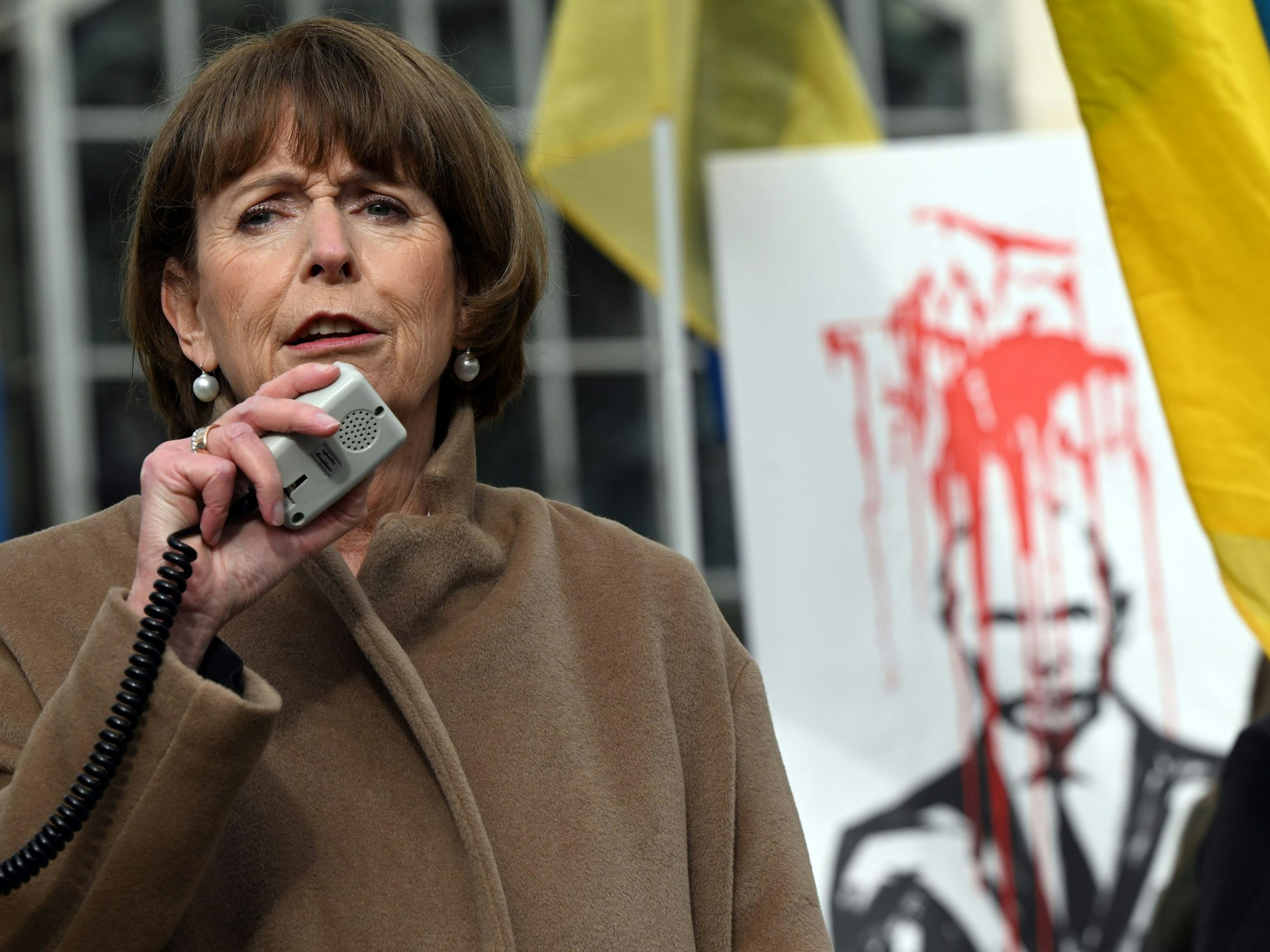 Die Kölner Oberbürgermeisterin Henriette Reker am 24.2. bei einer Demo in Köln gegen den Angriff Russlands auf die Ukraine.