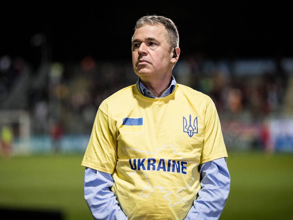 Andreas Rettig steht vor dem Spiel gegen den TSV Havelse im Stadion