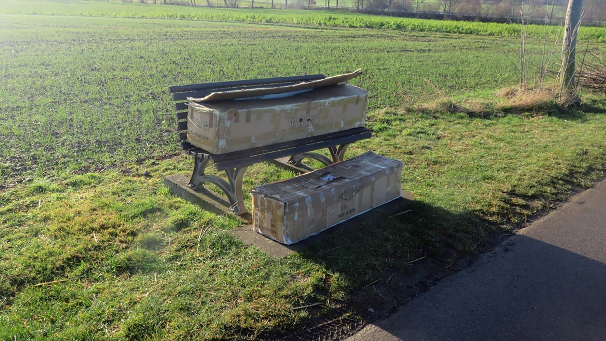 Diese beiden auffälligen Kartons hat eine Zeugin in Euskirchen auf einer Bank gefunden.