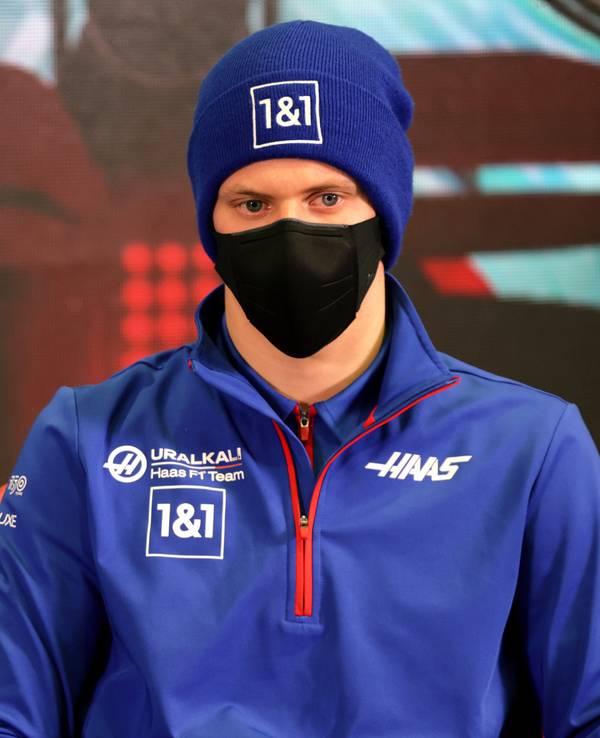 Mick Schumacher bei der Pressekonferenz in Barcelona
