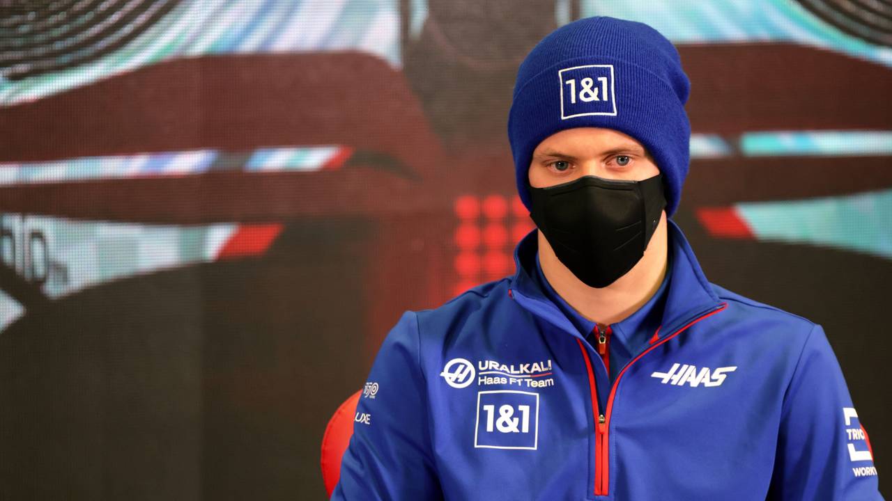 Mick Schumacher bei der Pressekonferenz in Barcelona