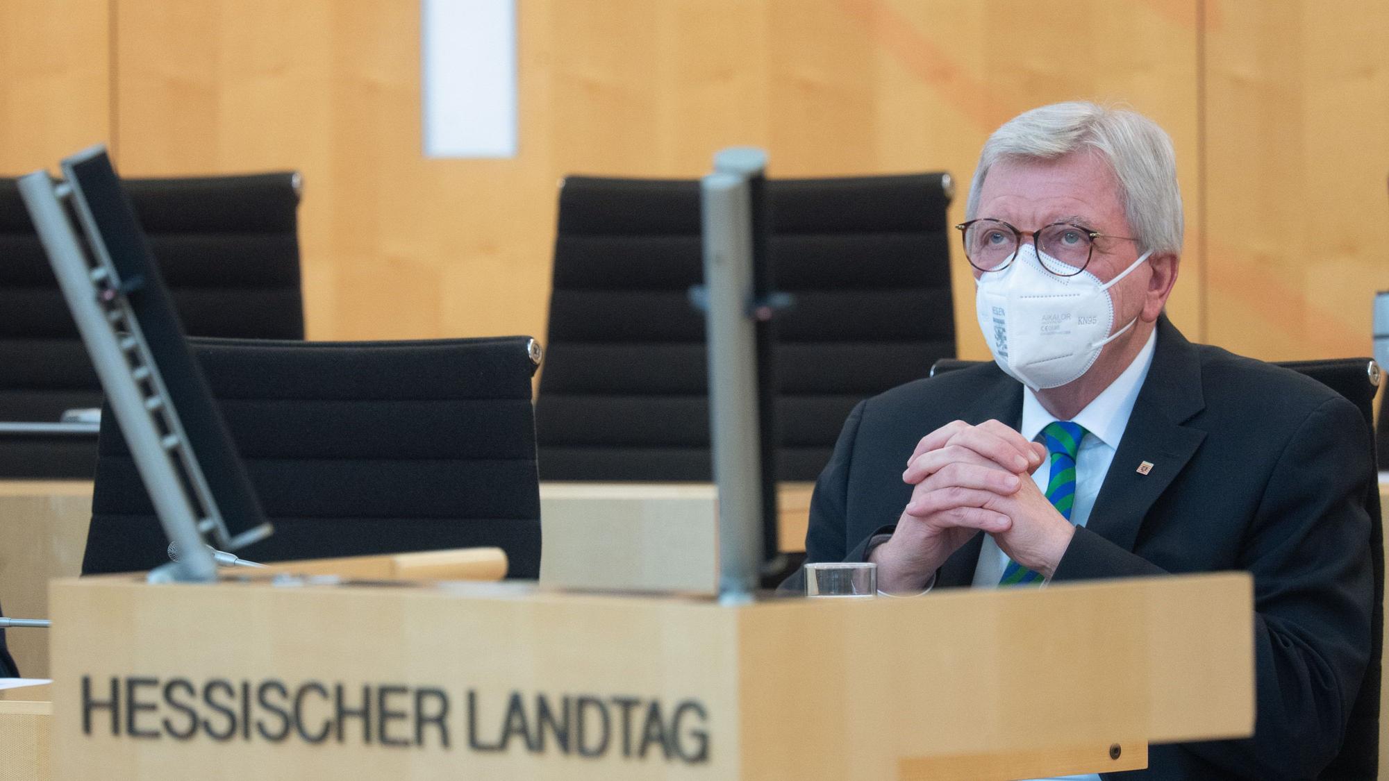 Volker Bouffier (CDU), Ministerpräsident von Hessen, sitzt während der 96. Plenarsitzung des 20. Hessischen Landtags an seinem Platz.