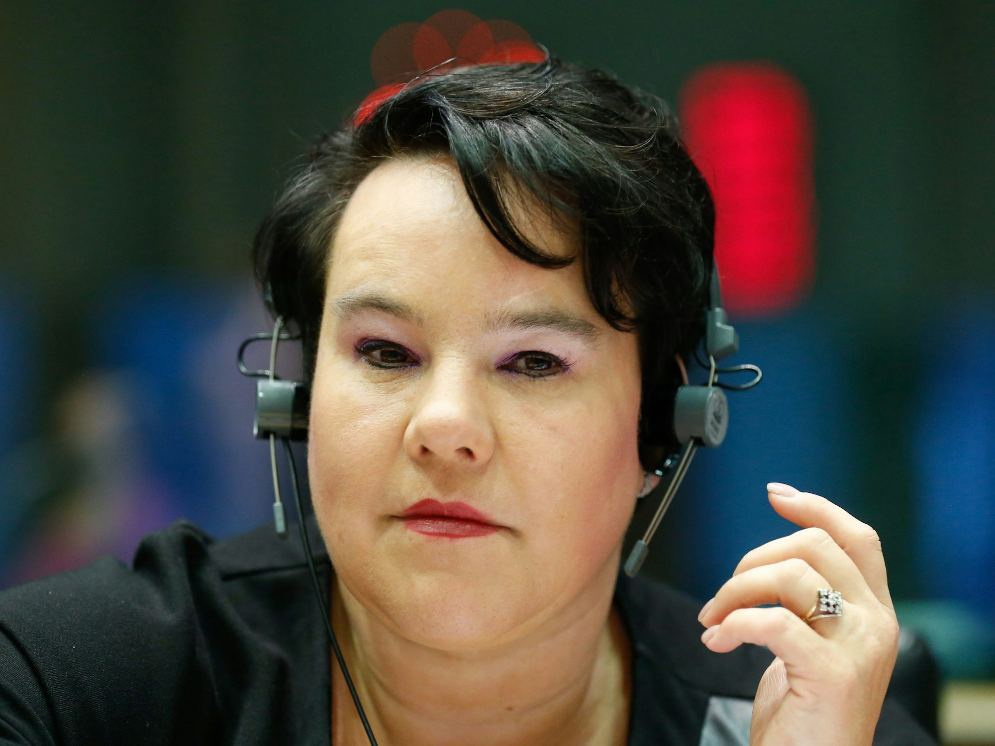 Utrechts Bürgermeisterin am 14. Januar 2016 mit Kopfhörern.