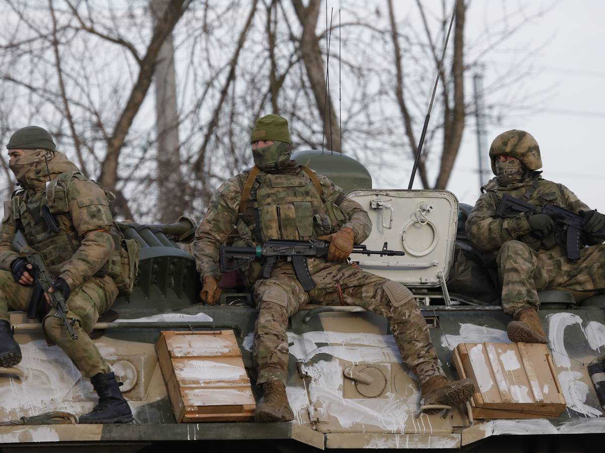 Das von der staatlichen russischen Nachrichtenagentur Sputnik veröffentlichte Bild zeigt russische Soldaten die auf einem gepanzerten Fahrzeug auf einer Straße nahe der Grenze zwischen Russland und der Ukraine mitfahren.