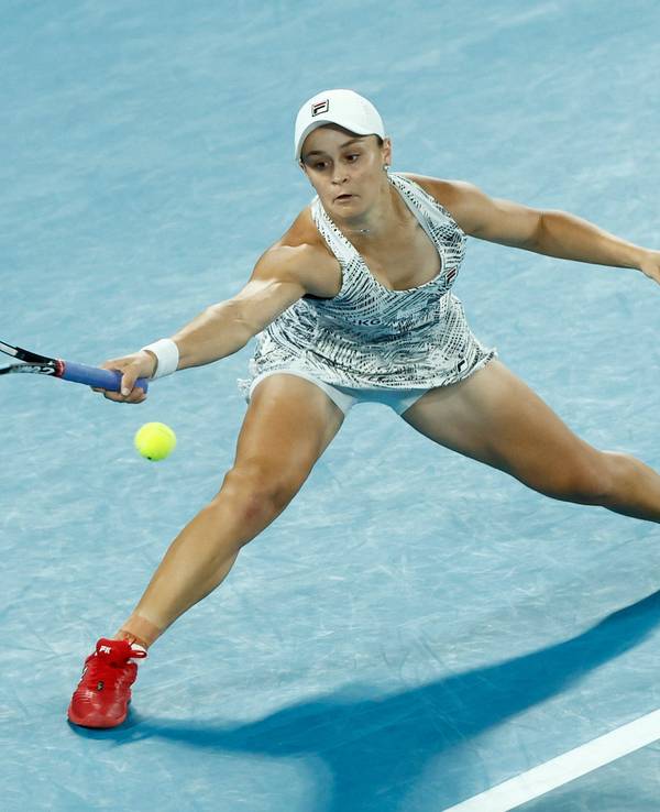 Ashleigh Barty schlägt nach dem Trennis-Ball