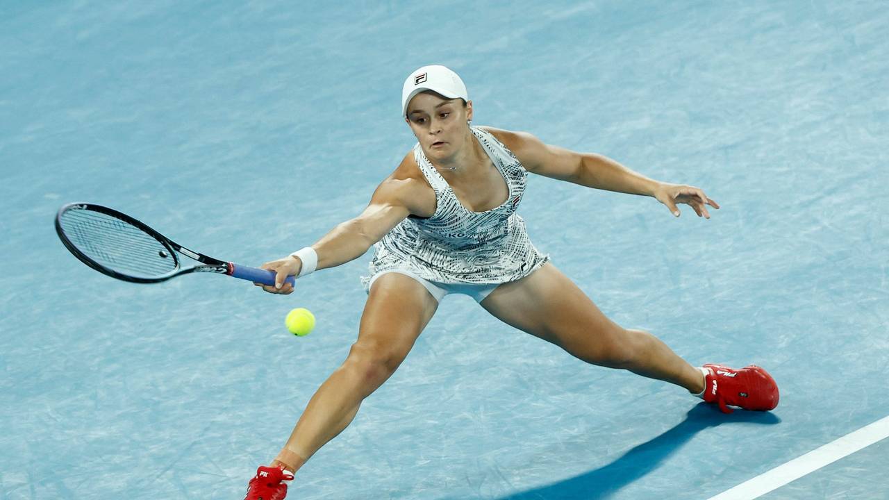 Ashleigh Barty schlägt nach dem Trennis-Ball