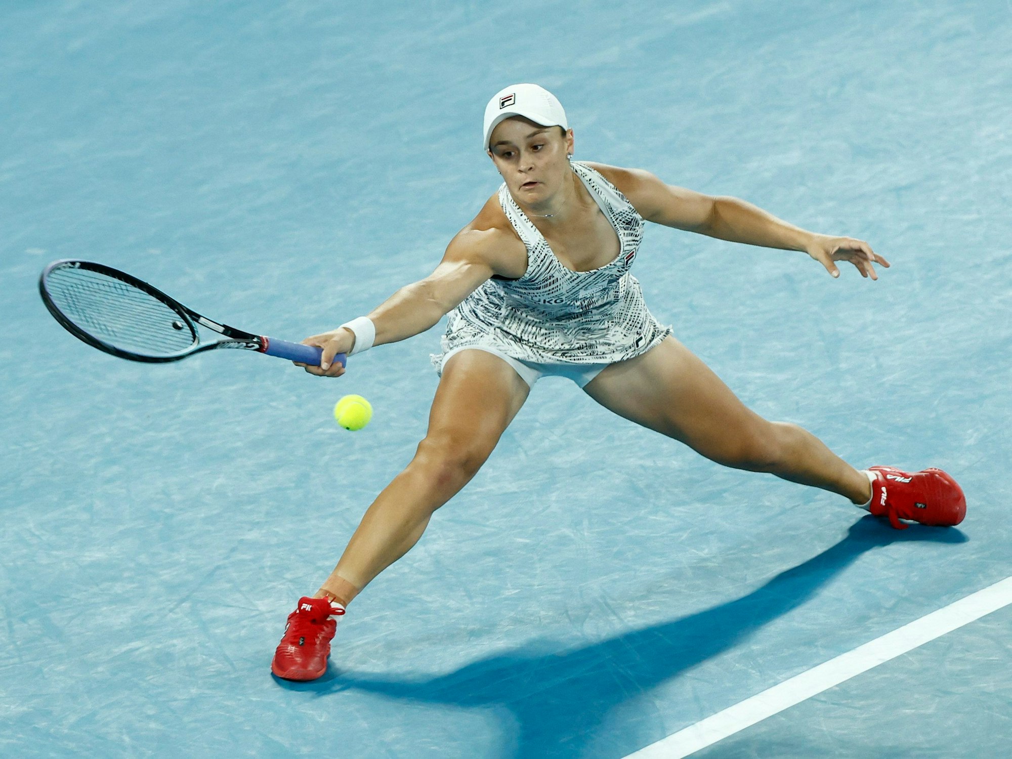 Ashleigh Barty schlägt nach dem Trennis-Ball