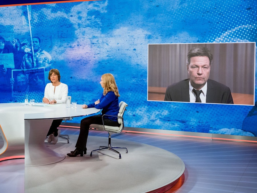 Von links: Erich Vad, Maybrit Illner Melanie Amann, 
Schalte: Robert Habeck