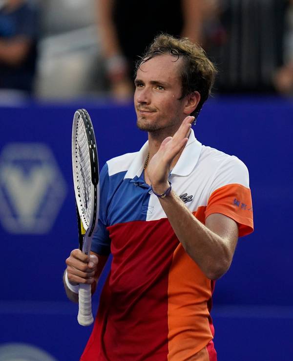 Der Russe Daniil Medvedev grüßt die jubelnden Fans nach seinem Sieg in Acapulco.