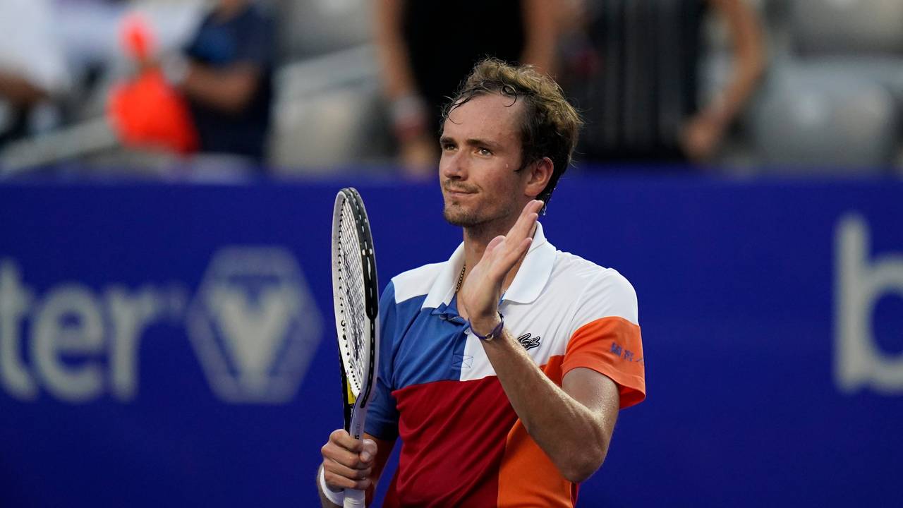 Der Russe Daniil Medvedev grüßt die jubelnden Fans nach seinem Sieg in Acapulco.