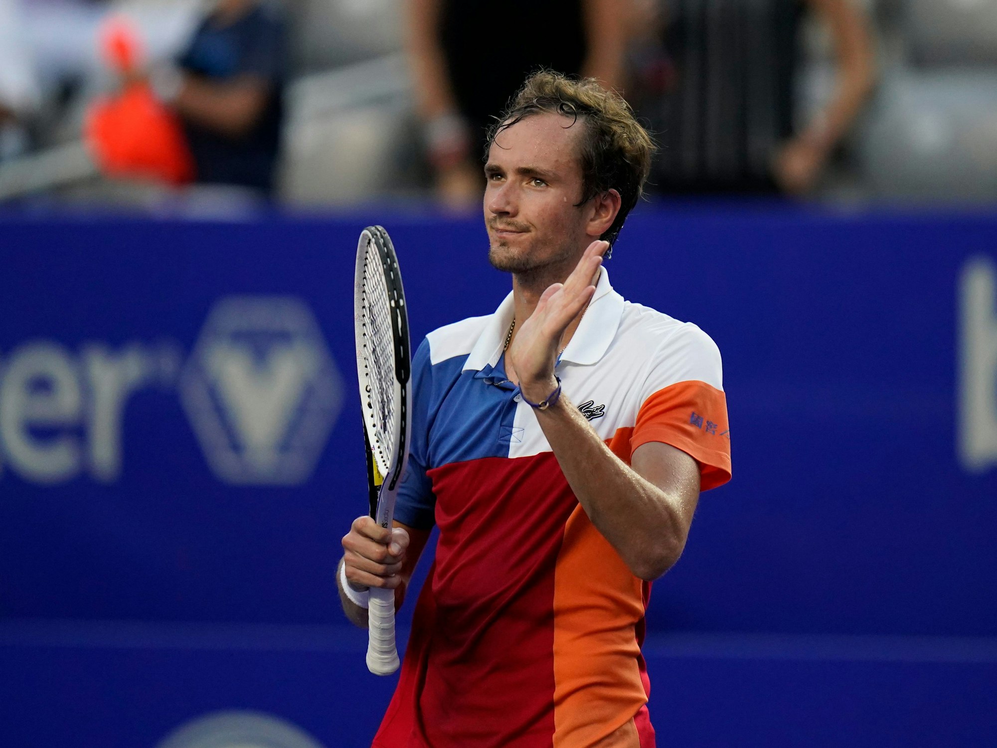 Der Russe Daniil Medvedev grüßt die jubelnden Fans nach seinem Sieg in Acapulco.