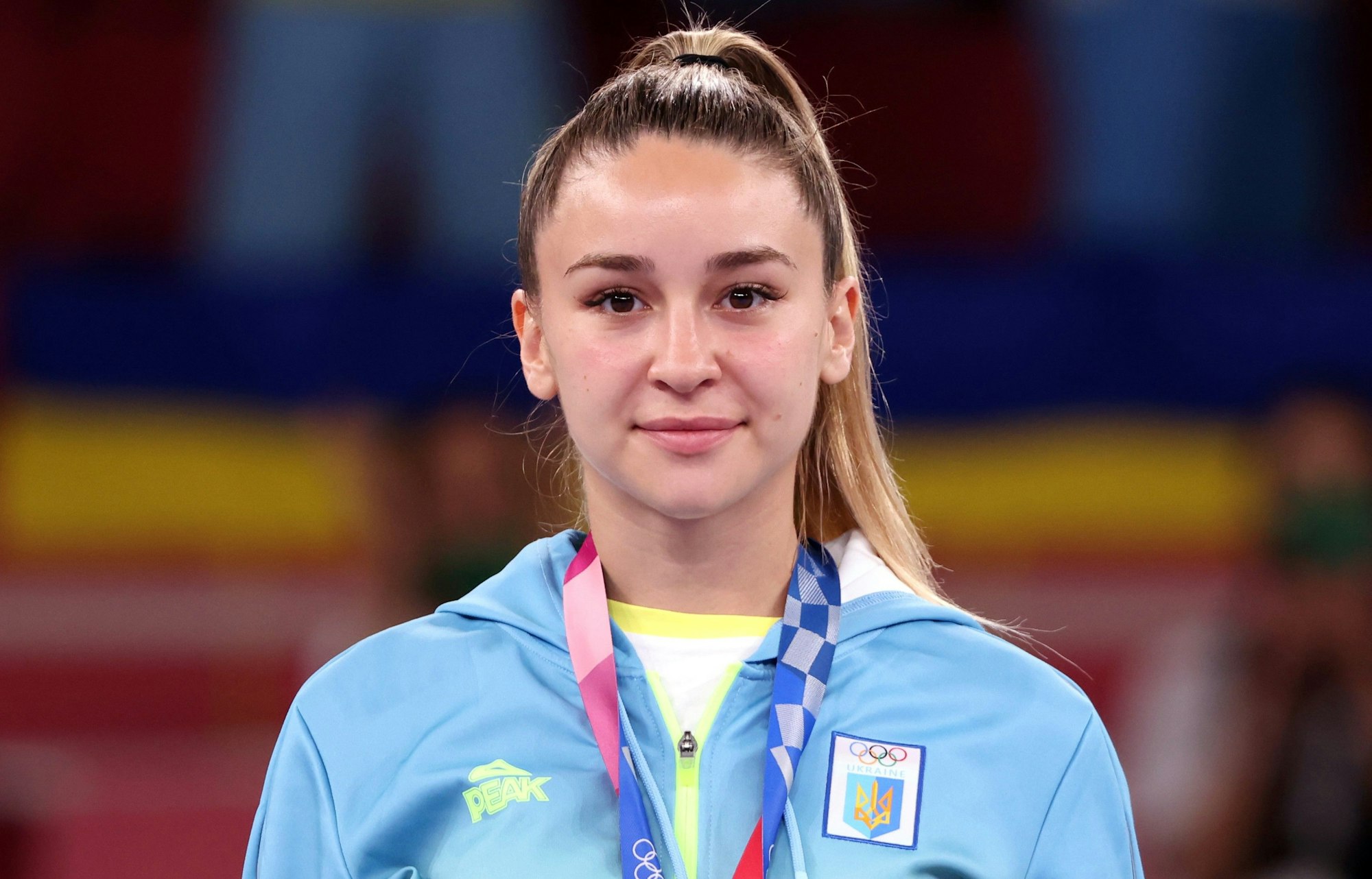 Anschelika Terljuha nach dem Gewinn ihrer Silbermedaille bei Olympia 2021 in Tokio.