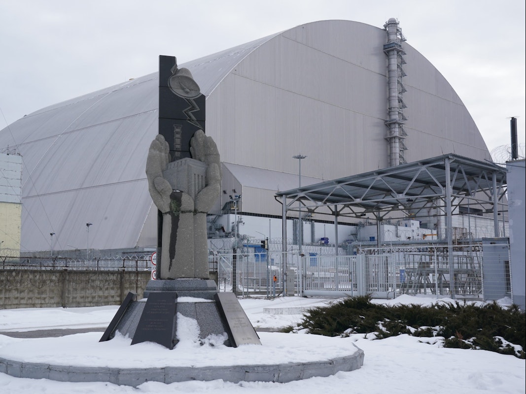 Nach der Eroberung des früheren Atomkraftwerks Tschernobyl in der Ukraine herrscht nun Uneinigkeit über die Strahlenwerte. Das Foto zeigt die Abdeckung des beschädigten Reaktors am 6. Februar 2022.