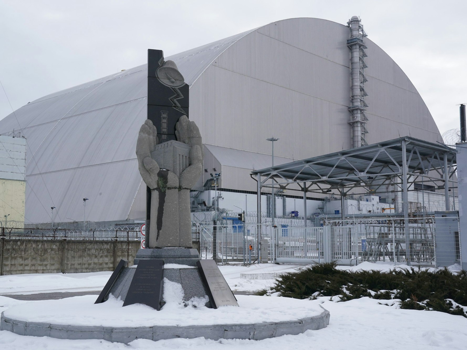 Nach der Eroberung des früheren Atomkraftwerks Tschernobyl in der Ukraine herrscht nun Uneinigkeit über die Strahlenwerte. Das Foto zeigt die Abdeckung des beschädigten Reaktors am 6. Februar 2022.
