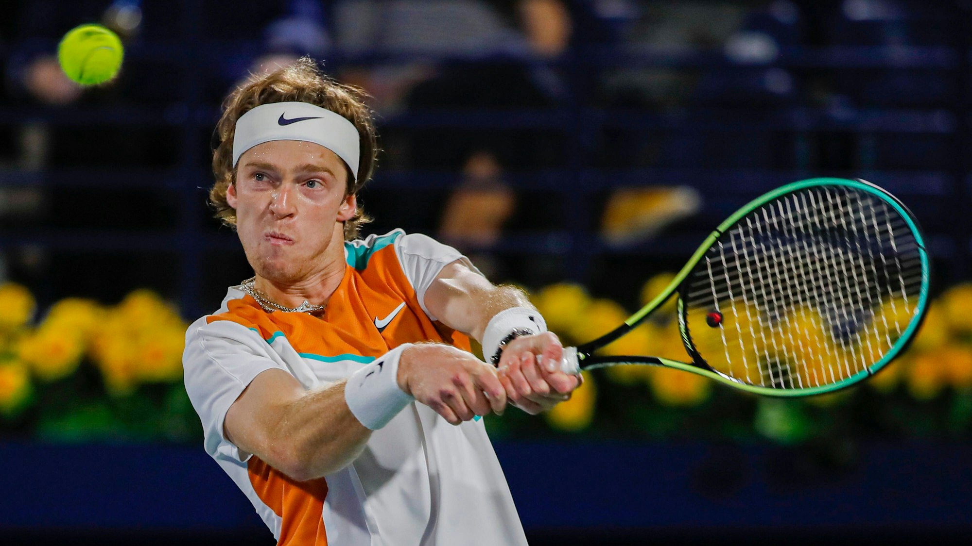 Andrey Rublev returnt im Match gegen Hubert Hurkacz den Ball