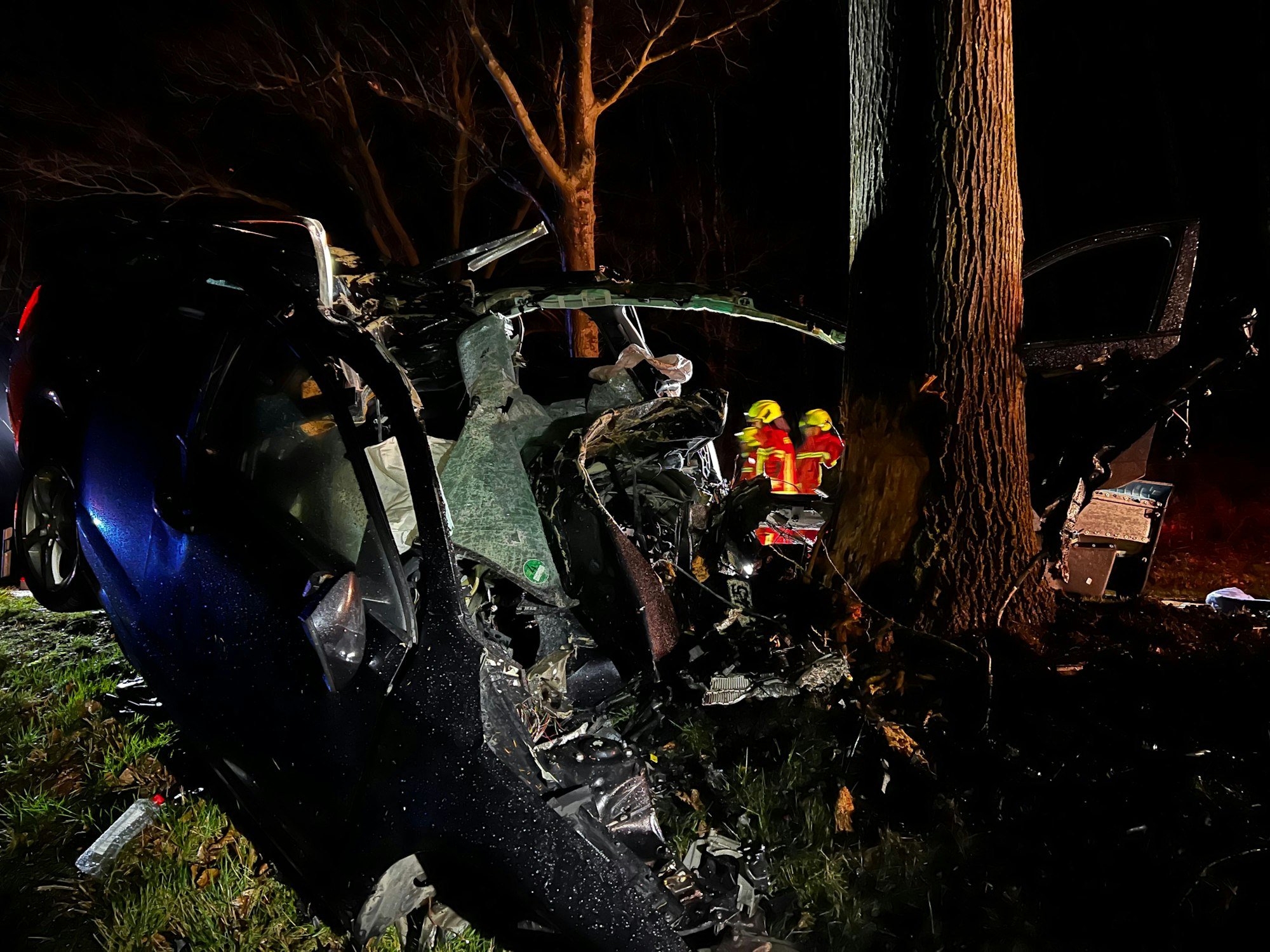 Tödlicher Verkehrsunfall in Weeze, das Auto ist gegen einen Baum gekracht und ist nur noch ein Wrack.
