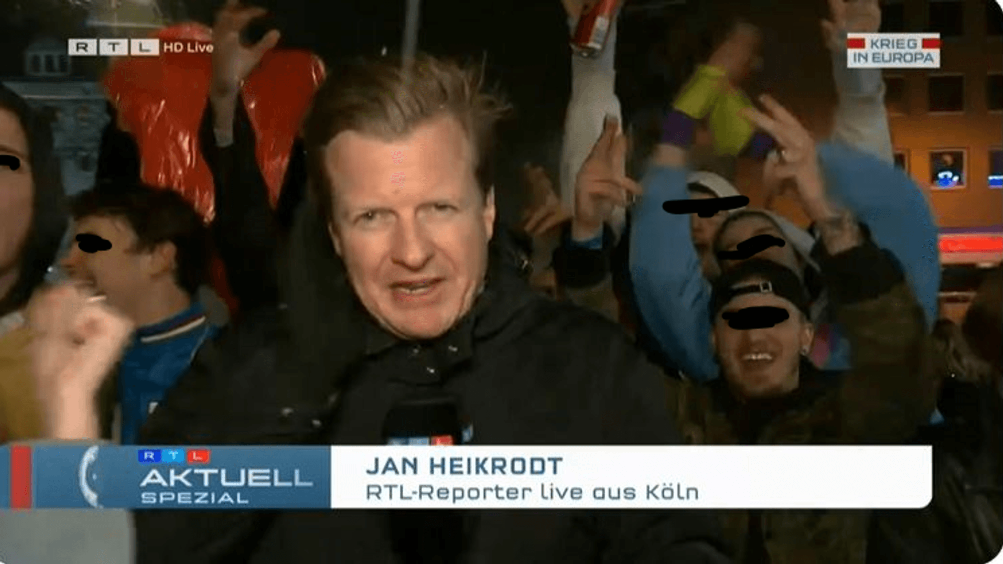 RTL-Reporter Jan Heikrodt wurde am Weiberfastnacht-Donnerstag während einer Live-Schalte aus Köln massiv von feiernden Jugendlichen bedrängt.