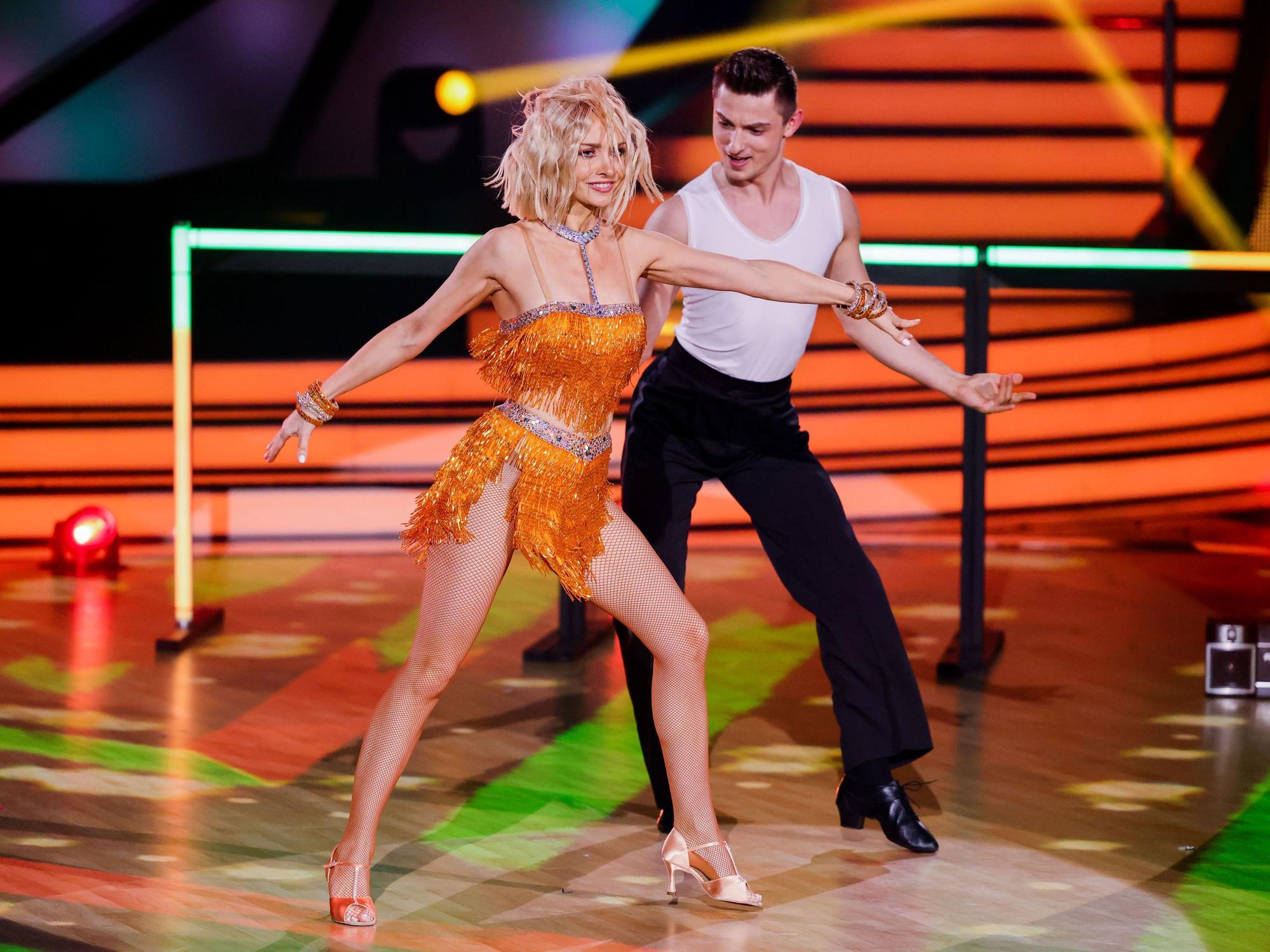 25.02.2022, Nordrhein-Westfalen, Köln: Janin Ullmann, Schauspielerin, und Zsolt Sandor Cseke, Profitänzer, tanzen in der RTL-Tanzshow "Let's Dance im Coloneum.