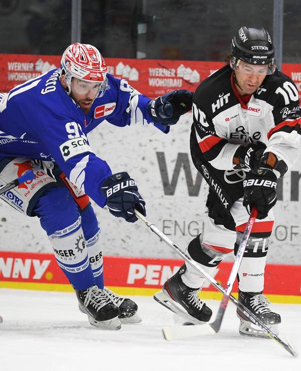Marius Möchel kämpft mit Jonathan Matsumoto um den Puck