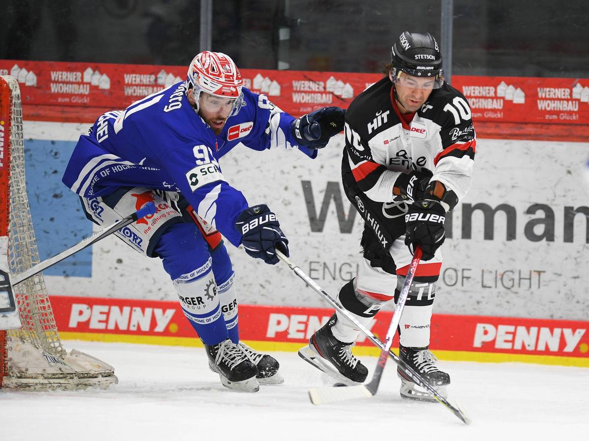 Marius Möchel kämpft mit Jonathan Matsumoto um den Puck